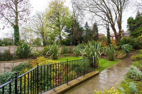 Studio to rent, Finchley Road, Hampstead, London, NW3