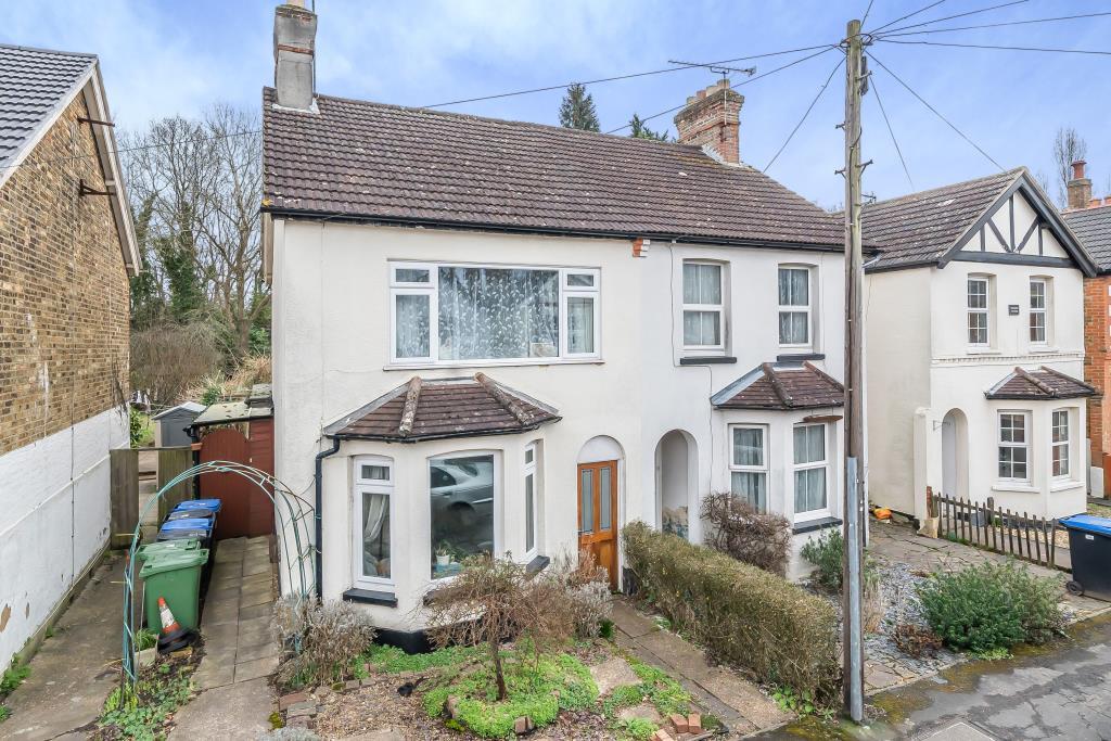 Woking, Surrey, GU21 3 bed semidetached house for sale £475,000