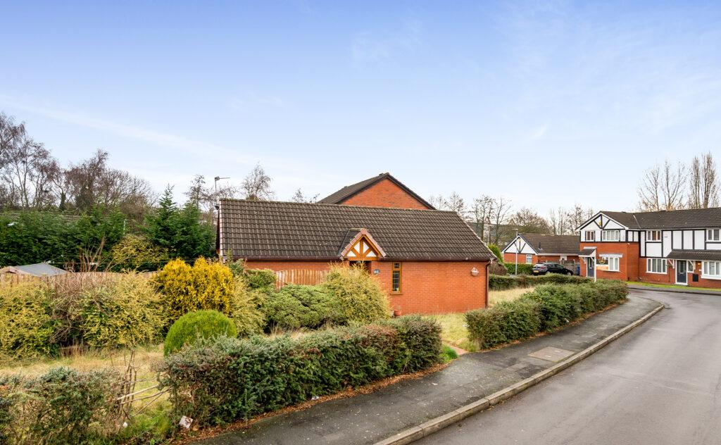 Redburn Close, Poolstock, Wigan, WN3 5BQ 2 bed detached bungalow for
