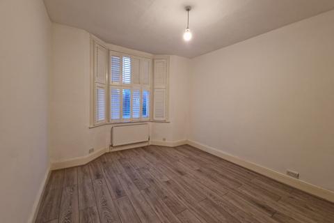 2 bedroom flat to rent, Blenheim Gardens, Willesden, NW2