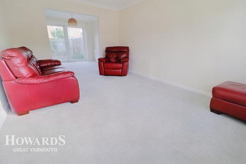 3 bedroom semi-detached house for sale - Framlingham Close, Great Yarmouth