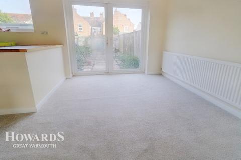 3 bedroom semi-detached house for sale - Framlingham Close, Great Yarmouth