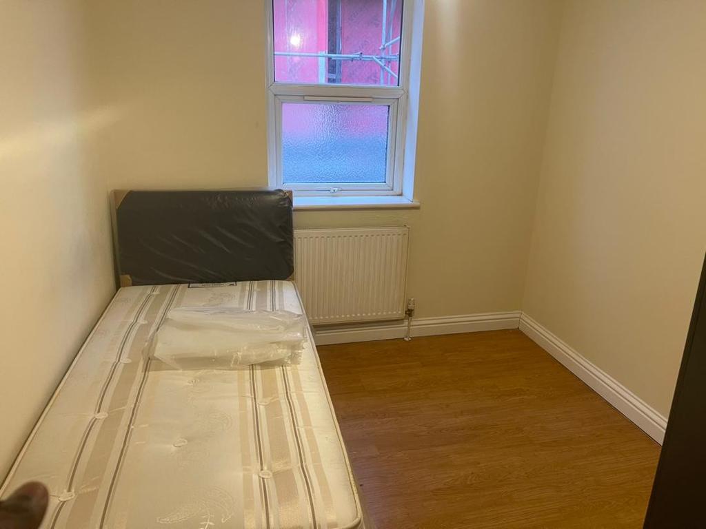 145 Commonside East, Mitcham, CR4 1 bed in a flat share £600 pcm (£