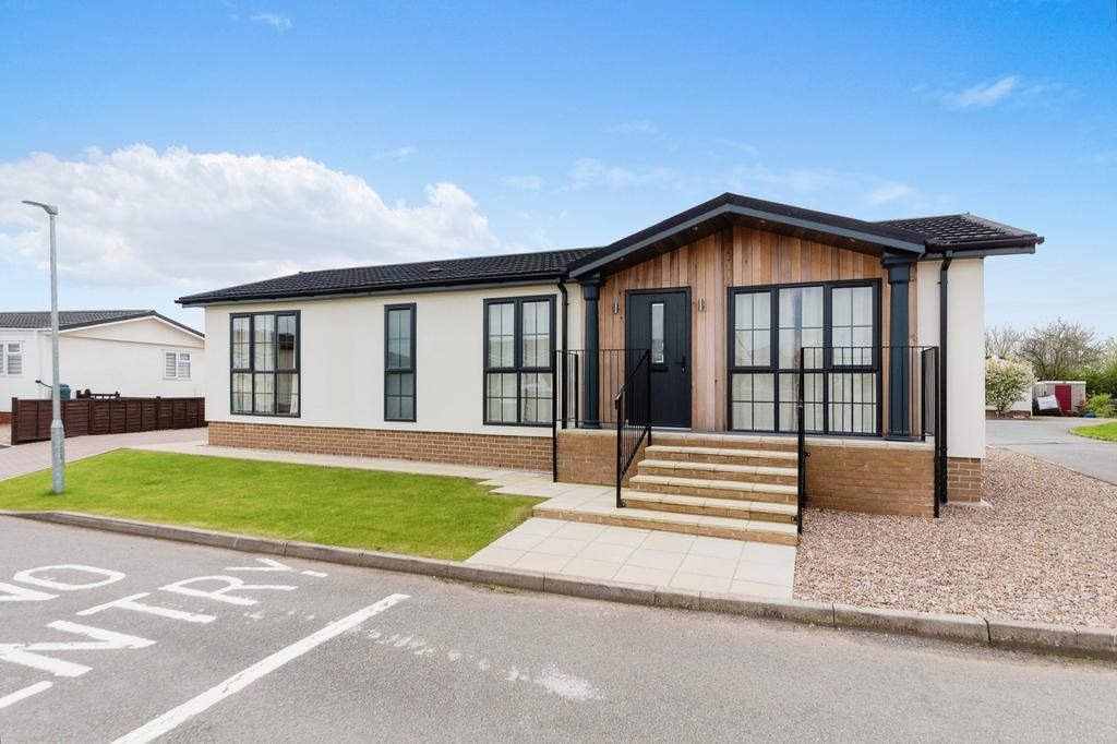 Grantham, Lincolnshire, NG32 2 bed park home for sale £225,000