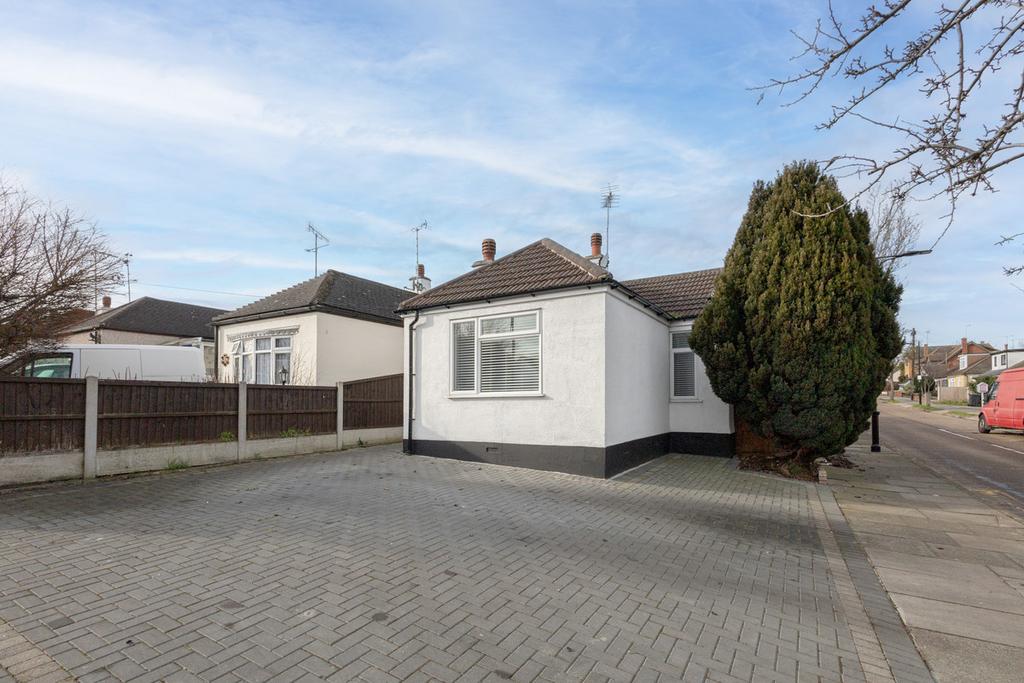 Bellhouse Lane, Leighonsea, SS9 2 bed semidetached bungalow for sale