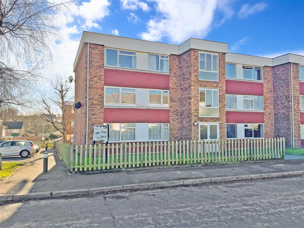 Bingley Close, Snodland, Kent 2 bed ground floor flat £145,000