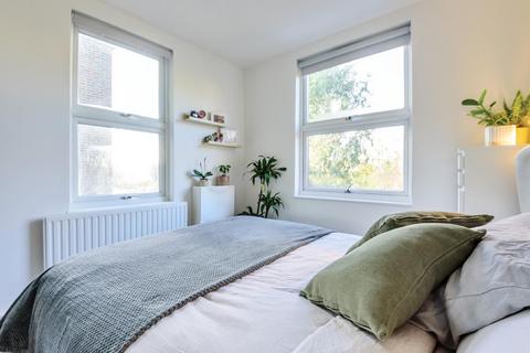 2 bedroom flat for sale - Coningham Road, Shepherd's Bush