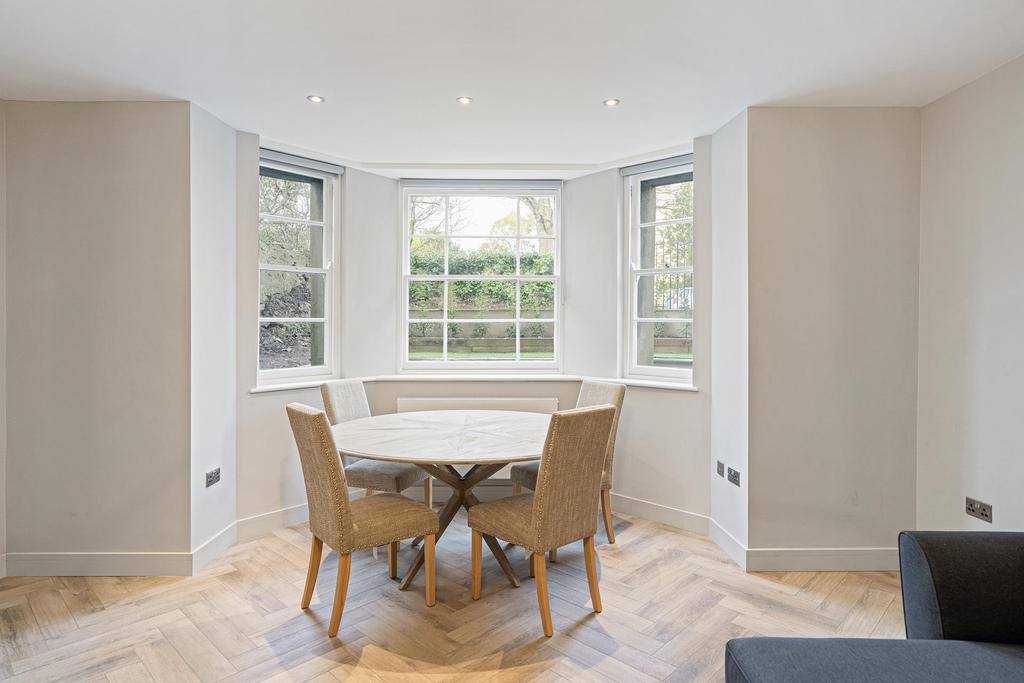 Dining area−bay window