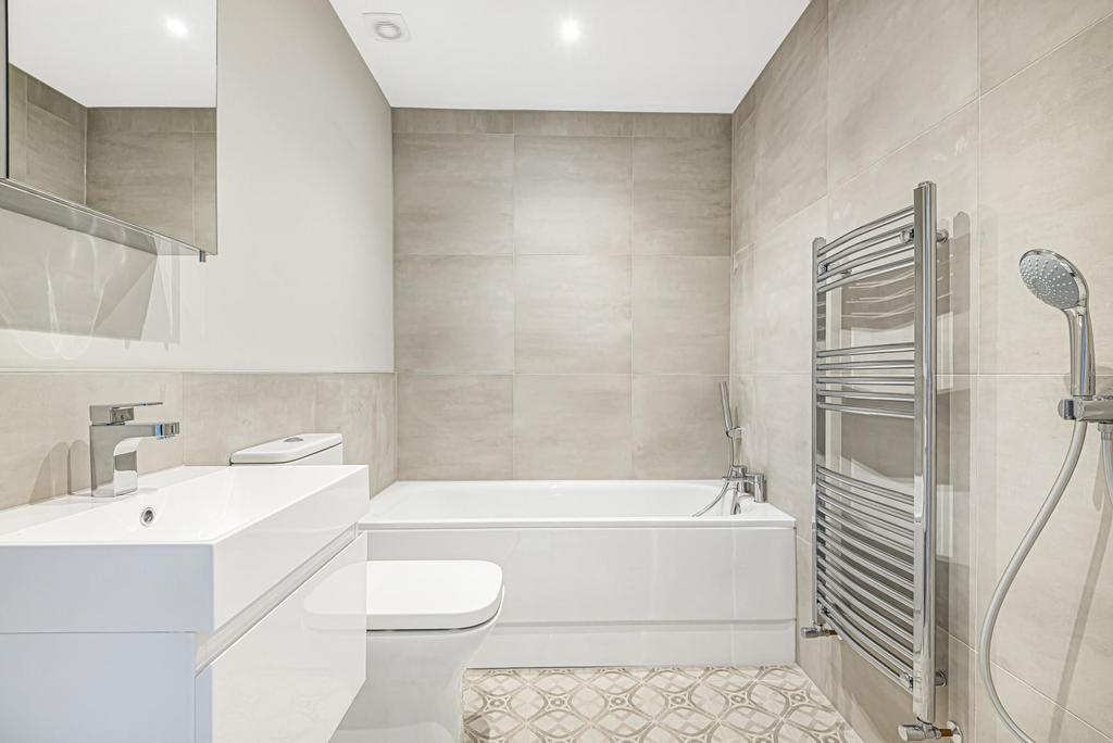 Bearfield Road, Kingston Upon Thames... 3 bed terraced house £3,000