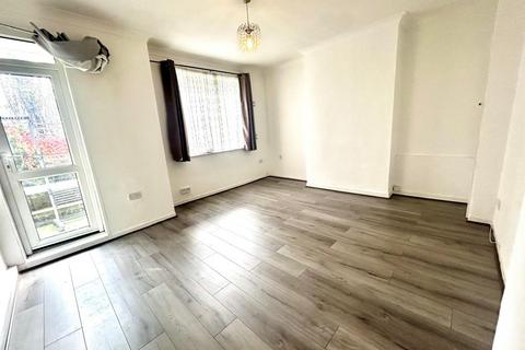 2 bedroom flat to rent, Sundew Avenue, London W12