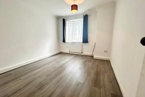 2 bedroom flat to rent, Sundew Avenue, London W12