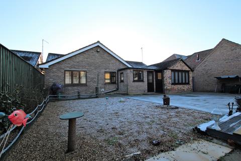 2 bedroom bungalow for sale - Elwyndene Road, March