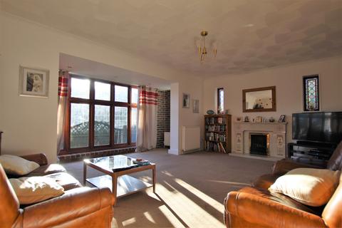 2 bedroom bungalow for sale - Elwyndene Road, March