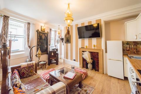 2 bedroom flat to rent - North Parade