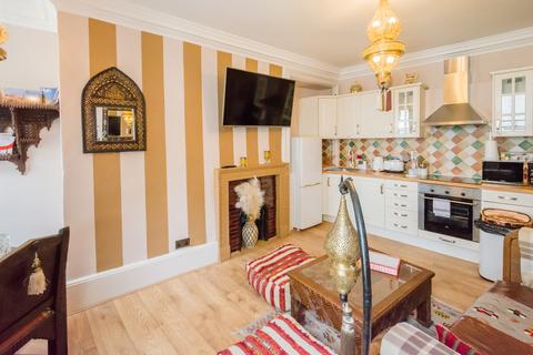 2 bedroom flat to rent - North Parade