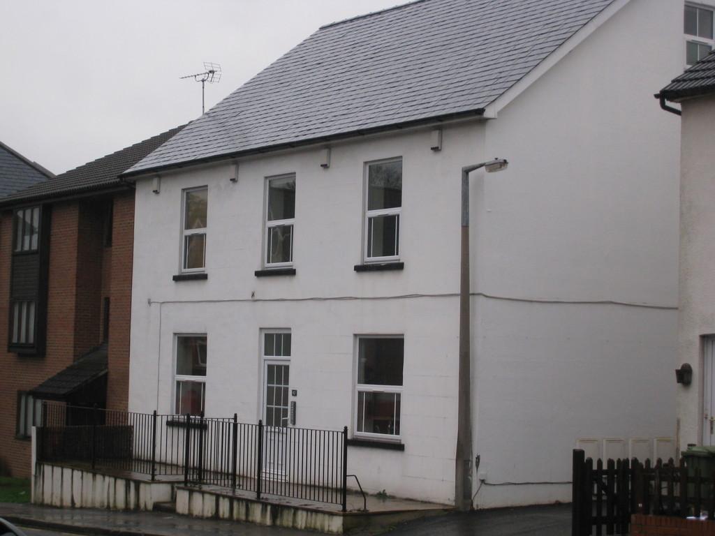 4 Greyhound Court 2 bed flat £1,200 pcm (£277 pw)