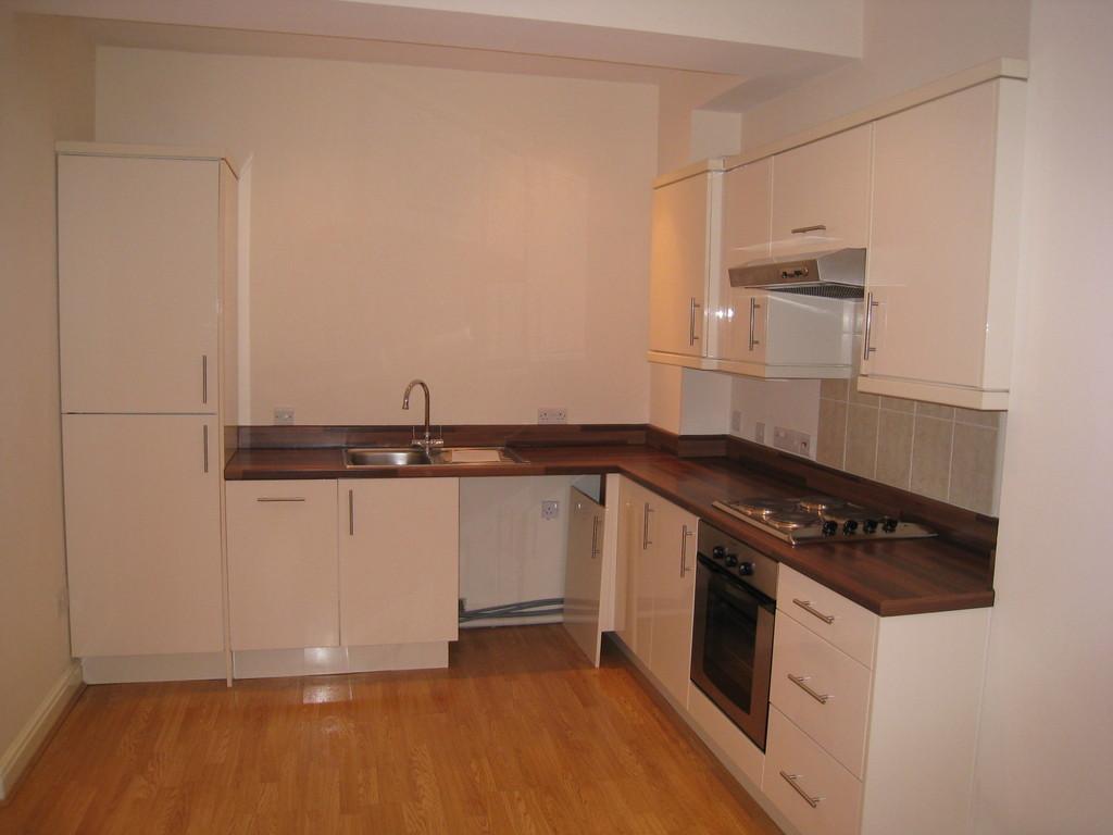 4 Greyhound Court 2 bed flat £1,200 pcm (£277 pw)