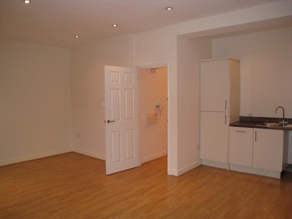 4 Greyhound Court 2 bed flat £1,200 pcm (£277 pw)