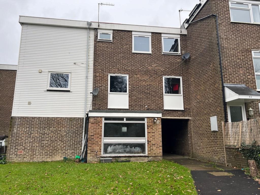 Hyde Heath Court, Crawley 2 bed apartment £149,950