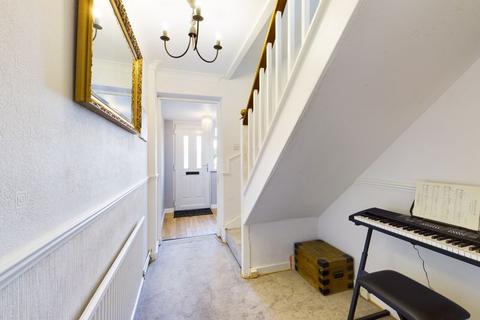 5 Avenue Close, Tadworth, KT20 5DF