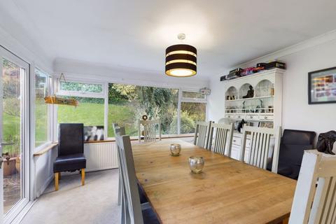 5 Avenue Close, Tadworth, KT20 5DF