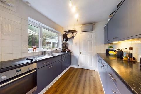 5 Avenue Close, Tadworth, KT20 5DF