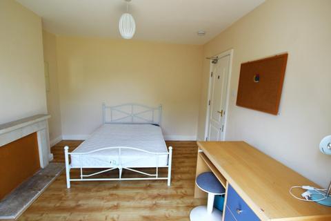 4 bedroom semi-detached house to rent - Available SEPT 2023 - 2 Rooms - Comer Road