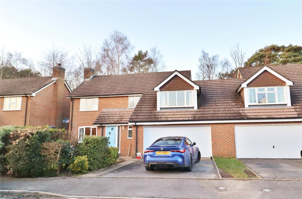 Broomfield Drive, Alderholt... 4 bed semidetached house £1,700 pcm