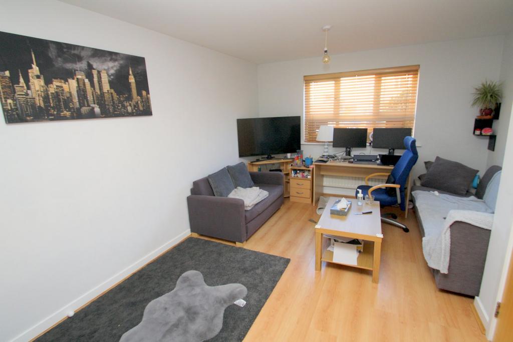 Chertsey Road, Feltham, TW13 1 bed apartment for sale £225,000