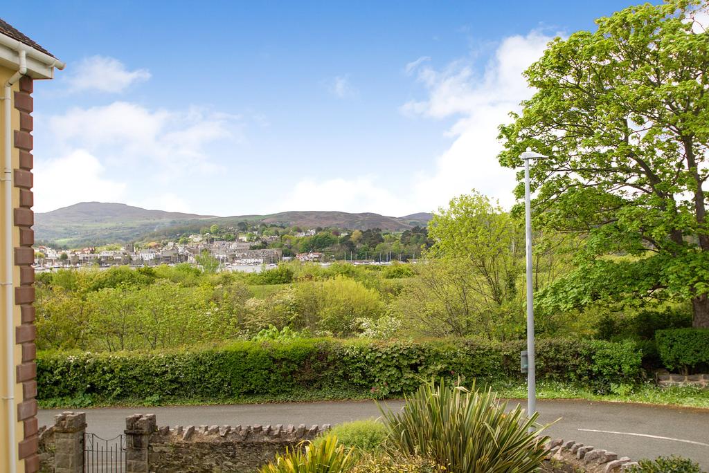 Albert Drive, Deganwy, Conwy, LL31 2 bed apartment £289,000