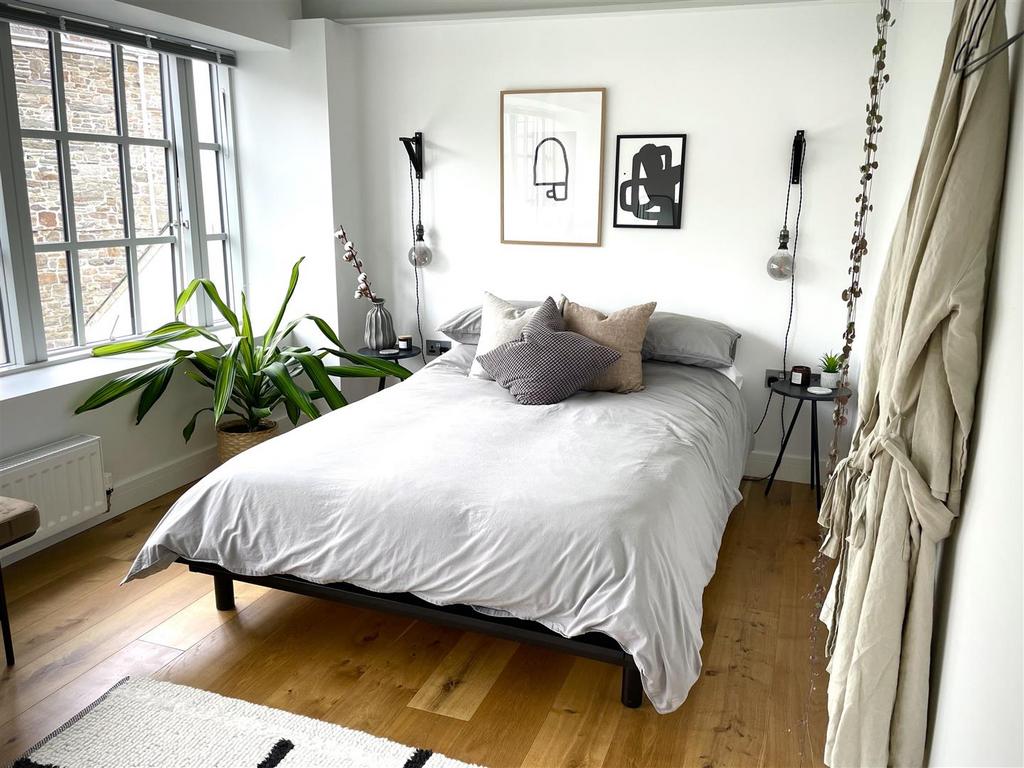 Guest Bedroom 1.jpg