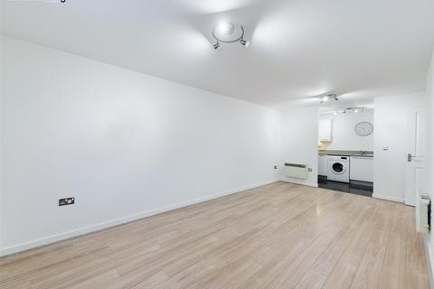 2 bedroom flat for sale - Eaton Avenue, Taplow