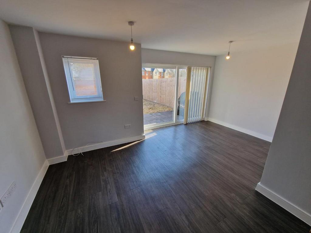 Ty Uchaf, Penarth 3 bed townhouse £1,300 pcm (£300 pw)