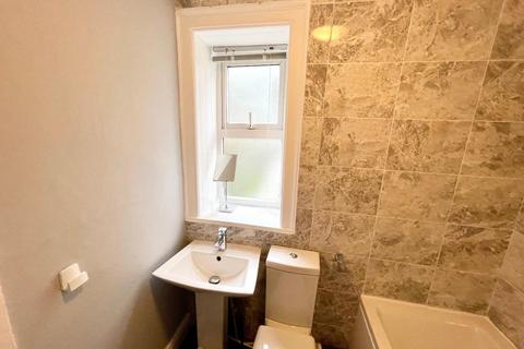 2 bedroom terraced house to rent, Longwood Gate, Huddersfield