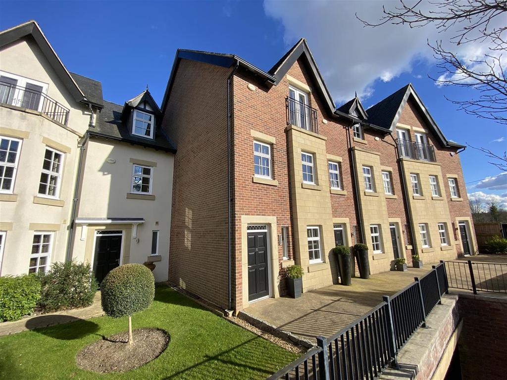 Edge View Crescent, Merrymans Lane, Great Warford 3 bed townhouse for