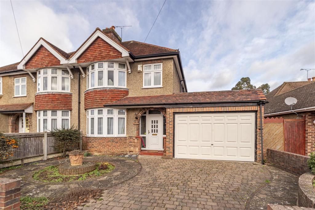 Liberty Lane, Addlestone 3 bed semidetached house £550,000