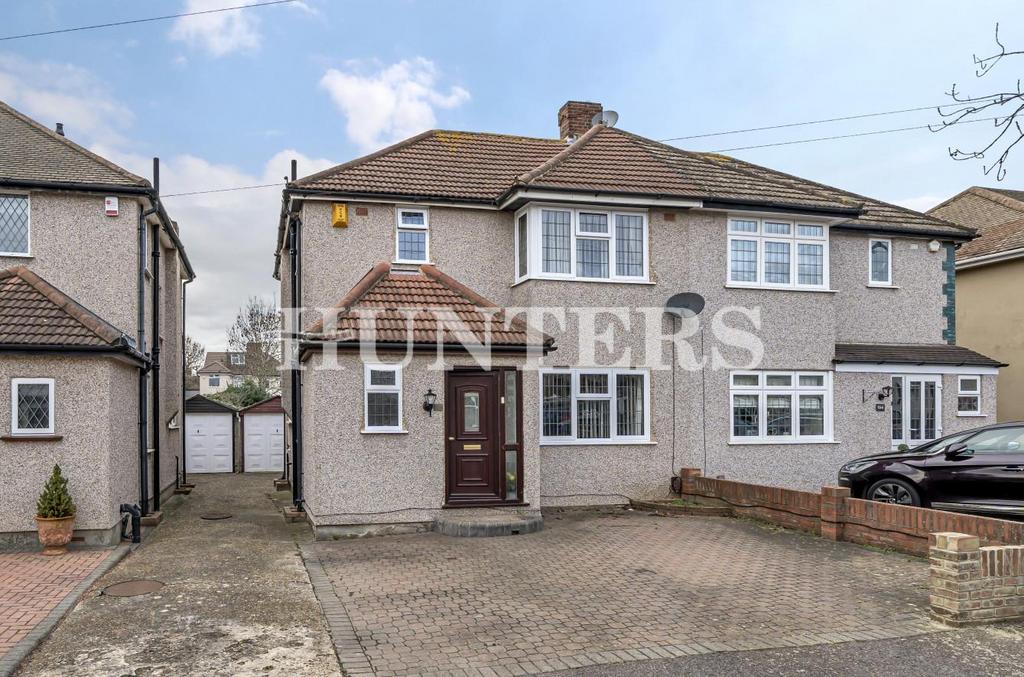 Lancaster Drive, Hornchurch 3 bed house £500,000