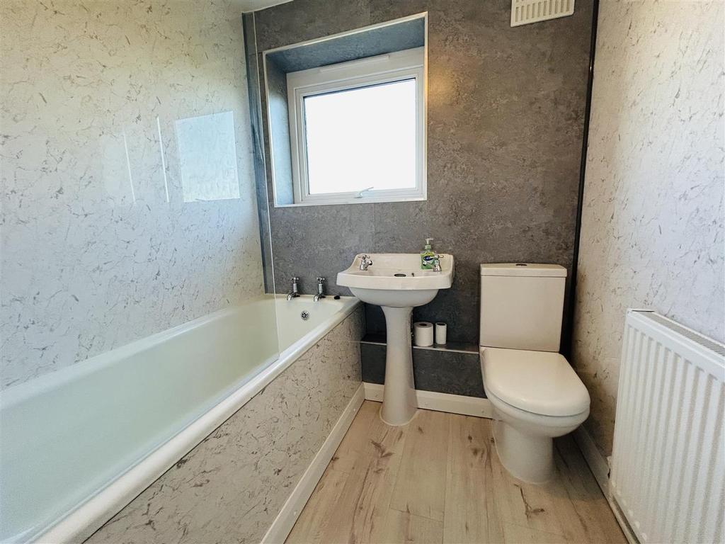 5 Wood Road, Wombourne 2 bed apartment £695 pcm (£160 pw)