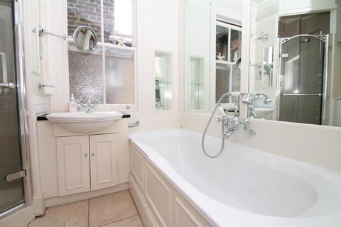 164 New River Crescent, London, N13 5RJ