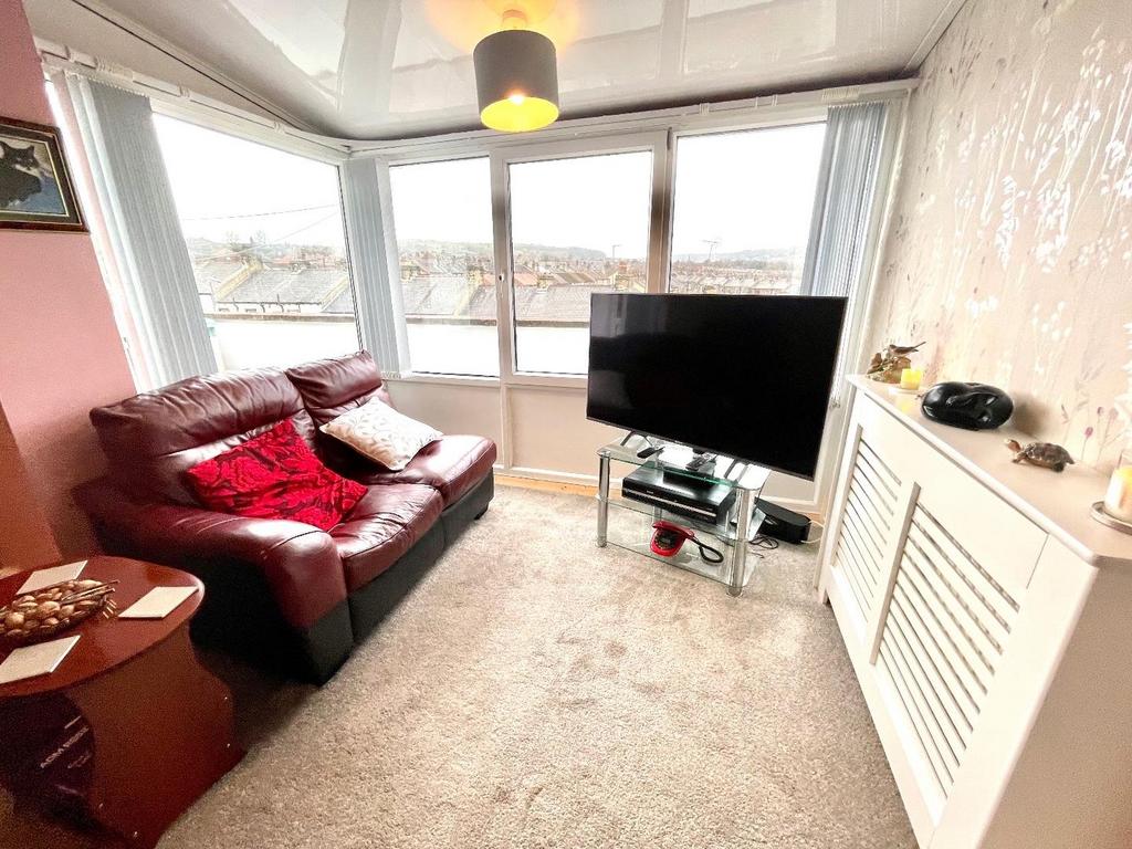 Sun/dining area