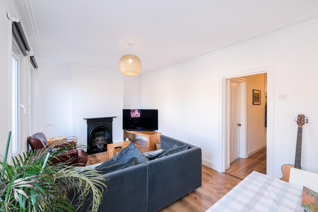 Winns Avenue, London 2 bed flat £1,595 pcm (£368 pw)