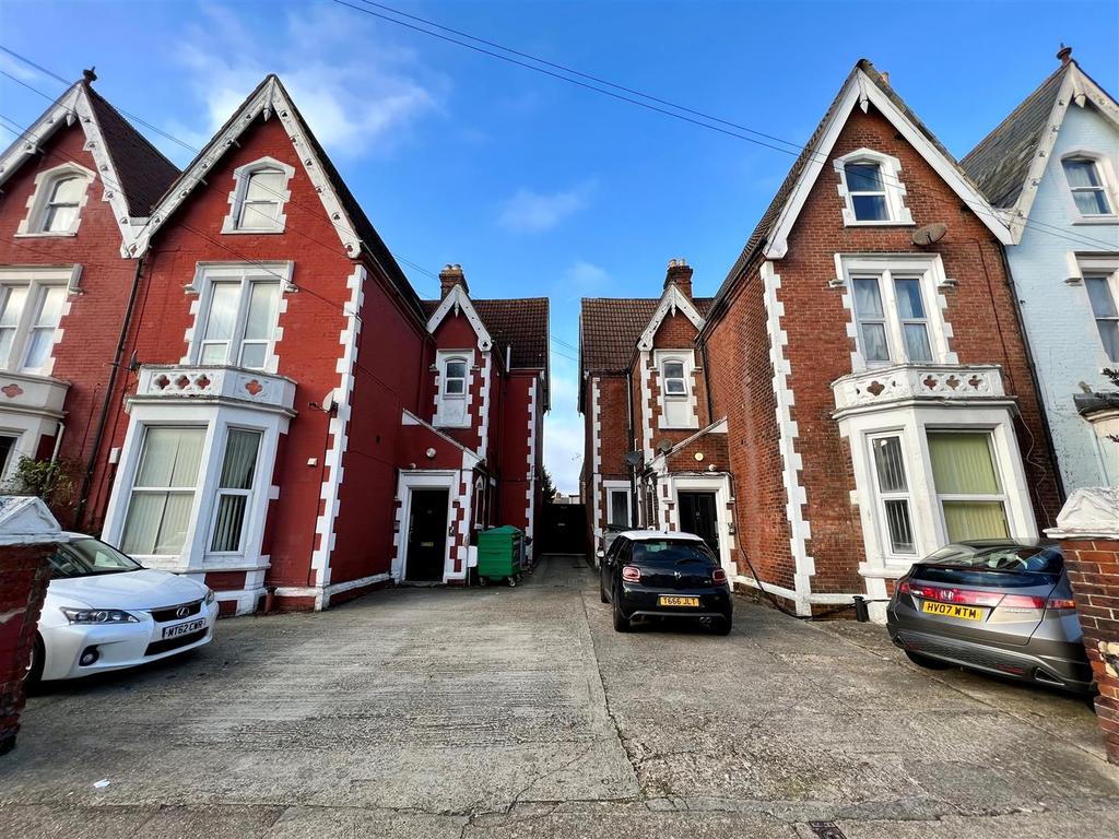 St Andrews Road 1 bed £850 pcm (£196 pw)