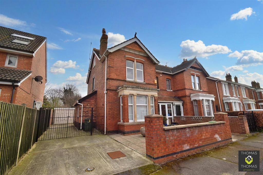 Central Road, Gloucester 4 bed semidetached house £362,500