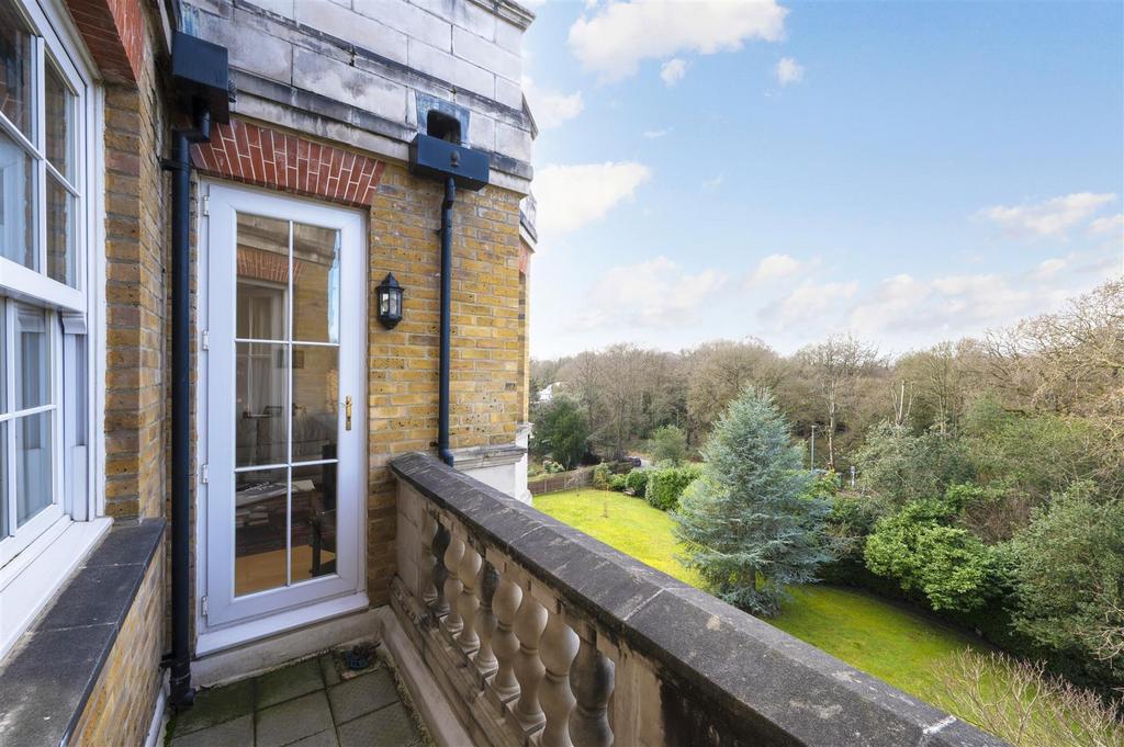 Chapman Square, Wimbledon, SW19 2 bed apartment £735,000