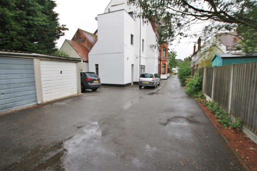 Imperial Avenue, Westcliff On Sea Garage £100 pcm (£23 pw)