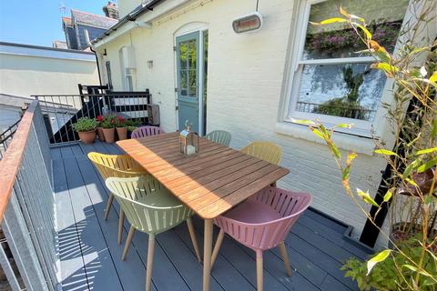 32b Esplanade, Fowey, PL23 1HY