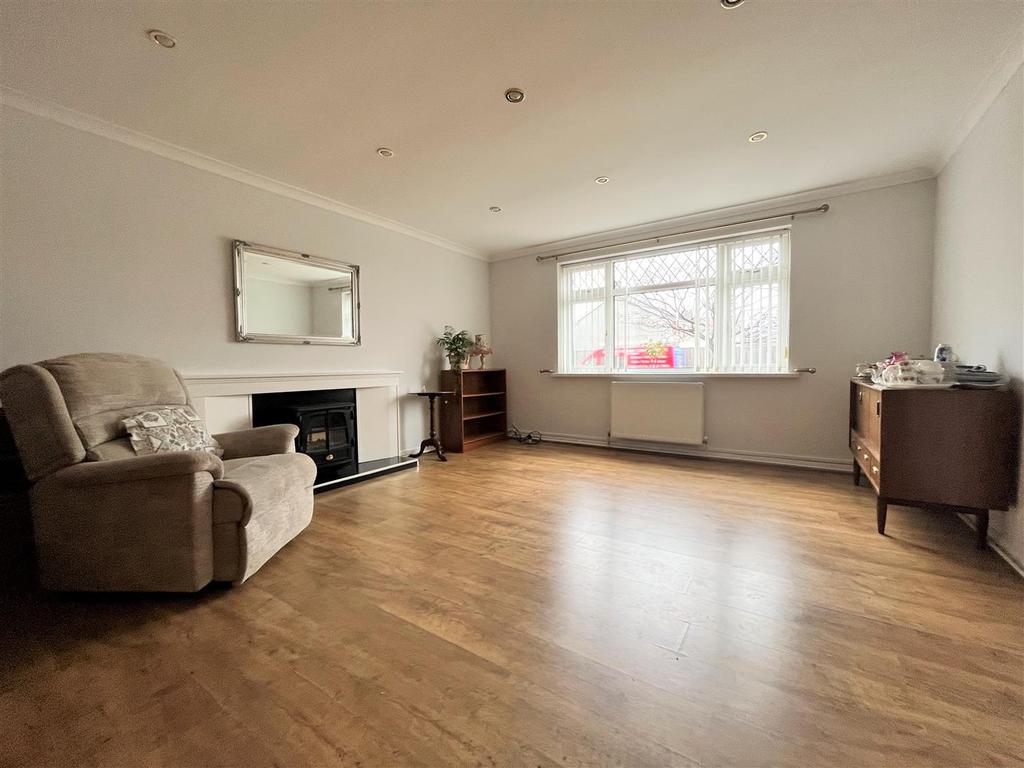 Saunders Way, Sketty, Swansea 2 bed apartment £230,000