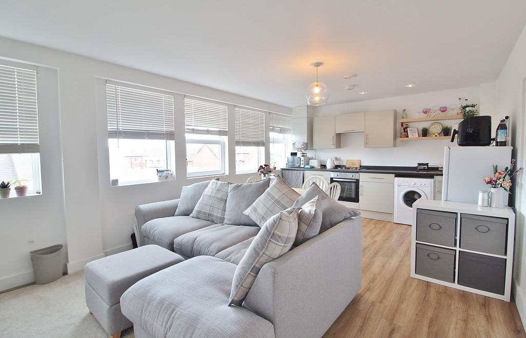 Hulbert Road, Waterlooville 2 bed apartment £1,050 pcm (£242 pw)