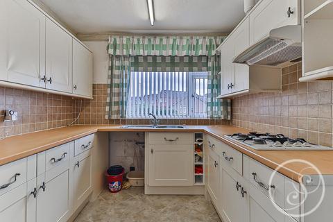 2 bedroom bungalow for sale - New Templegate, Leeds