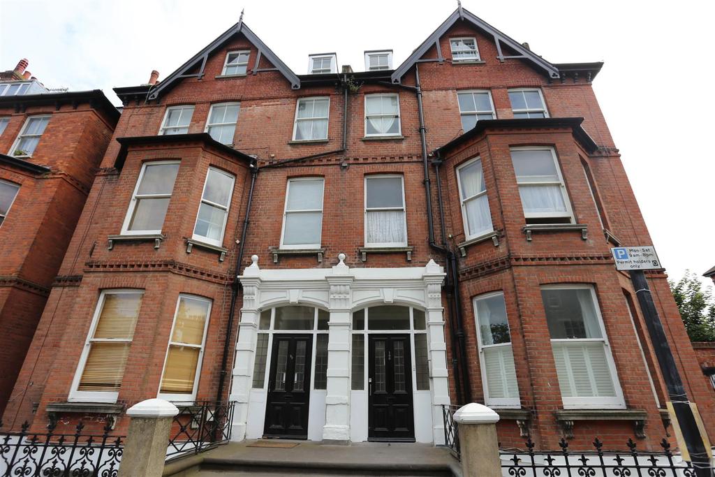 Cromwell Road, Hove 1 bed flat £950 pcm (£219 pw)